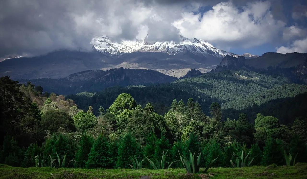Snow cape diztaccihutl volcano in mexico featured