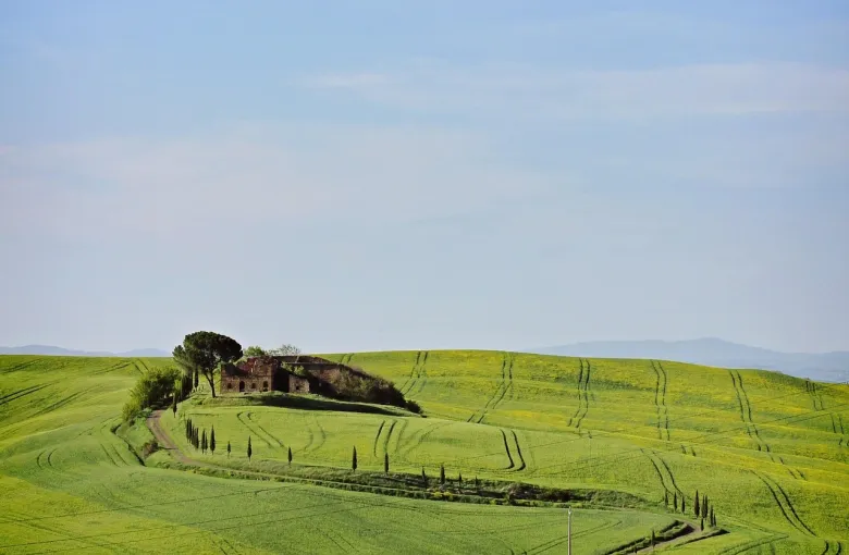Depicts the Rolling Hills for a destination guide