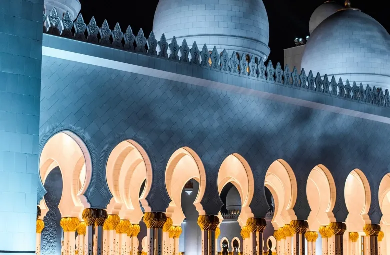 Sheikh Zayed Grand Mosque in Abu Dhabi for a destination guide